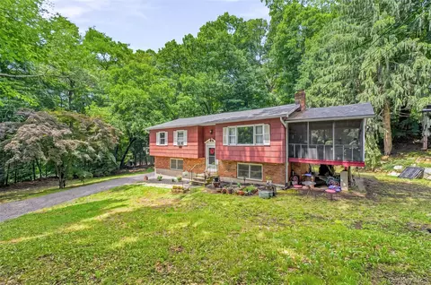 26 Maple Dr, Mahopac, NY 10541