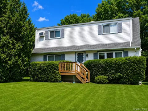 1 Hilltop Rd, Clarkstown, NY 10956
