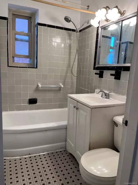 Bath - 66-10 149 St #3F, Flushing, NY 11367 photo 1 of 1