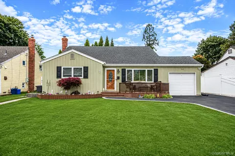 92 W 19th St, Deer Park, NY 11729