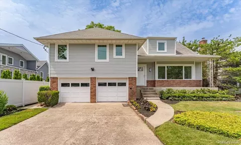 890 Carol Ct, Woodmere, NY 11598