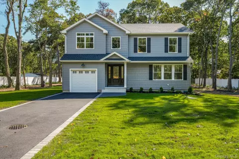 190 Country Rd, Medford, NY 11763