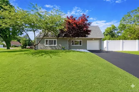 29 Pitchpine Pl, Medford, NY 11763