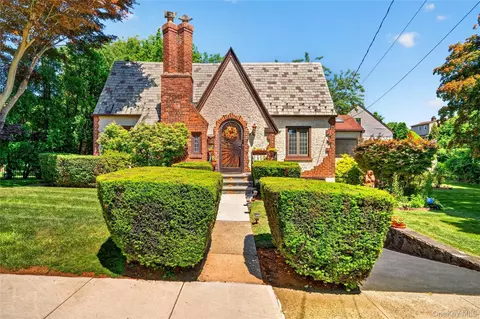 41 Green Pl, New Rochelle, NY 10801