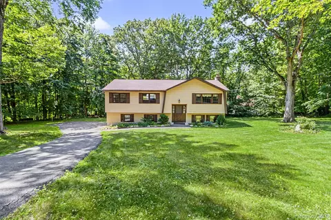 15 Oskar Dr, Mahopac, NY 10541