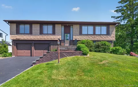 19 Branding Iron Ln, Glen Cove, NY 11542