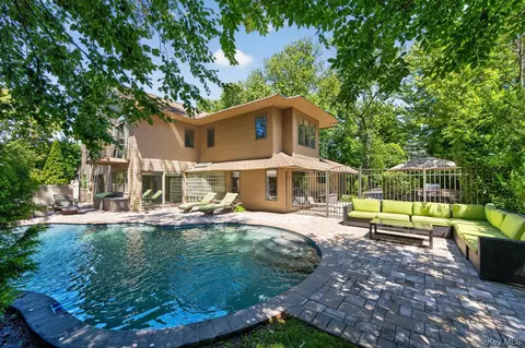 12 Locust Ln, North Hempstead, NY 11577