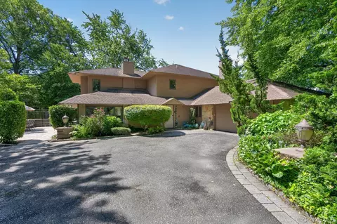 12 Locust Ln, North Hempstead, NY 11577