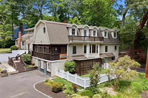 300 Mckinley Ter, Centerport, NY 11721
