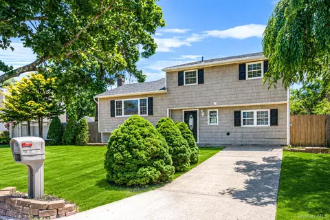 18 Lark Dr, Centereach, NY 11720