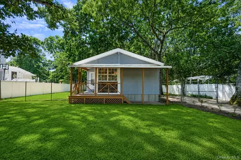 66 Norfleet Ln, Coram, NY 11727