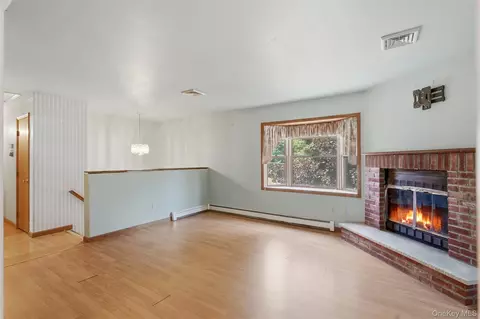 Living - 122 River Rd, Shawangunk, NY 12589 photo 2 of 4