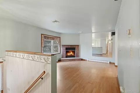 Living - 122 River Rd, Shawangunk, NY 12589 photo 1 of 4