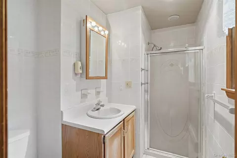 Bath - 122 River Rd, Shawangunk, NY 12589 photo 2 of 3