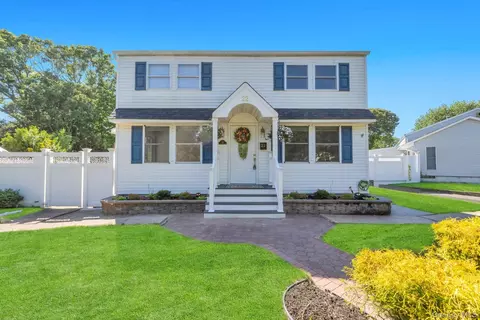 22 Wagon Ln E, Centereach, NY 11720
