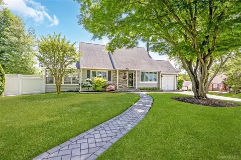 34 Ridge Rd, Farmingdale, NY 11735
