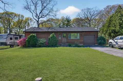 489 Rowlinson Dr, Shirley, NY 11967