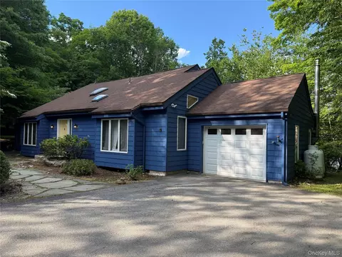 4 Loggers Ct, Kent, NY 10512