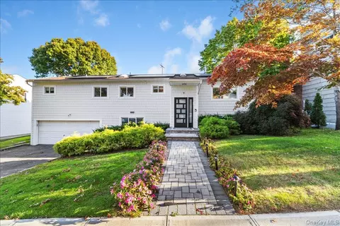 9 Carriage Rd, North Hempstead, NY 11024