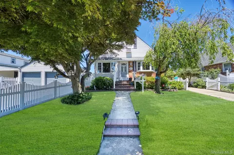 2389 Lindy Rd, Westbury, NY 11590