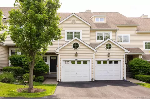 320 Hudson View Ter, Hyde Park, NY 12538