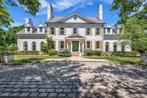 68 S Howells Point Rd, Bellport, NY 11713
