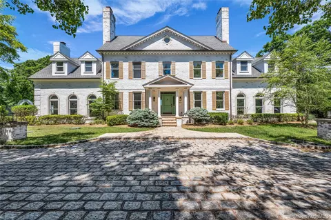 68 S Howells Point Rd, Bellport, NY 11713