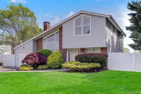 4 Seneca Dr, Commack, NY 11725