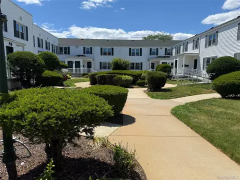 494 S Ocean Ave #1 L, Freeport, NY 11520