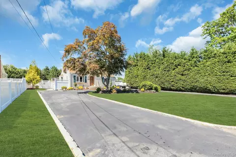 953 Karshick St, Bohemia, NY 11716