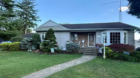 685 Seabury Ave, Franklin Square, NY 11010
