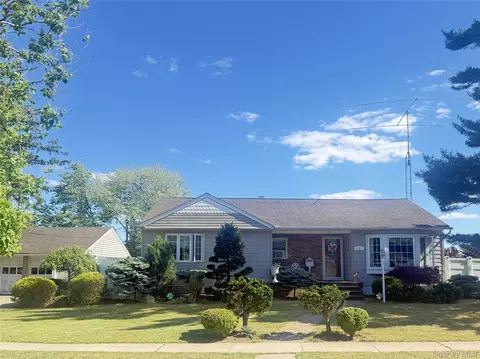 685 Seabury Ave, Franklin Square, NY 11010