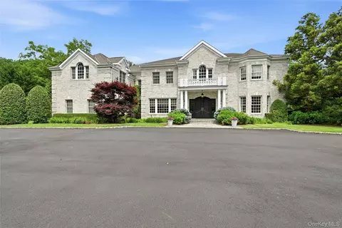 48 Tammys Ln, Syosset, NY 11791