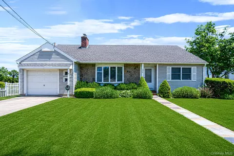 398 Clocks Blvd, Massapequa, NY 11758