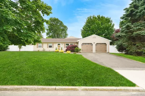 2 Michael Ave, Bellport, NY 11713
