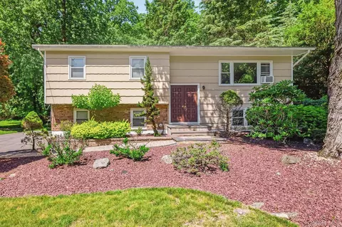 42 Sandy Brook Dr, Ramapo, NY 10977