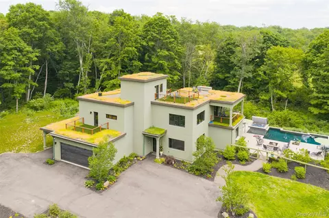 Exterior - 215 Smith Rd, Poughkeepsie, NY 12603 photo 4 of 23