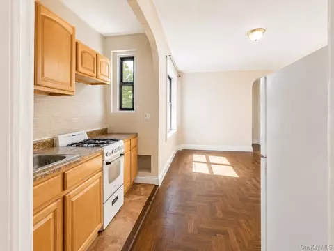 700 Oakland Pl #5B, New York, NY 10457