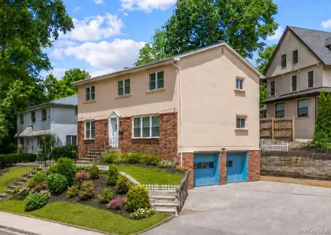 1 Wood Rd, North Hempstead, NY 11024