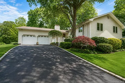 61 Ledgewood Dr, Smithtown, NY 11787