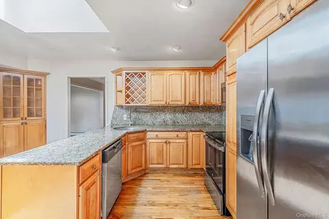 Kitchen - 61 Ledgewood Dr, Smithtown, NY 11787 photo 2 of 2