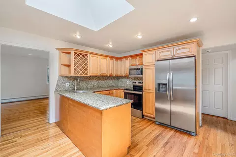 Kitchen - 61 Ledgewood Dr, Smithtown, NY 11787 photo 1 of 2