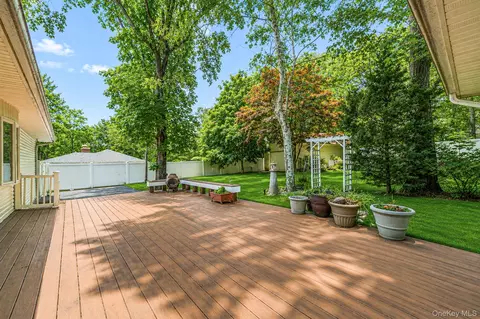 Exterior - 61 Ledgewood Dr, Smithtown, NY 11787 photo 2 of 4