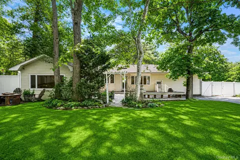 Exterior - 61 Ledgewood Dr, Smithtown, NY 11787 photo 4 of 4