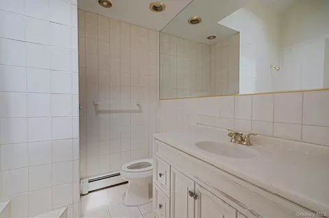 Bath - 61 Ledgewood Dr, Smithtown, NY 11787 photo 2 of 4