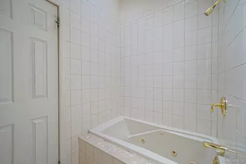 Bath - 61 Ledgewood Dr, Smithtown, NY 11787 photo 3 of 4