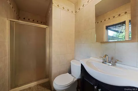 Bath - 61 Ledgewood Dr, Smithtown, NY 11787 photo 1 of 4