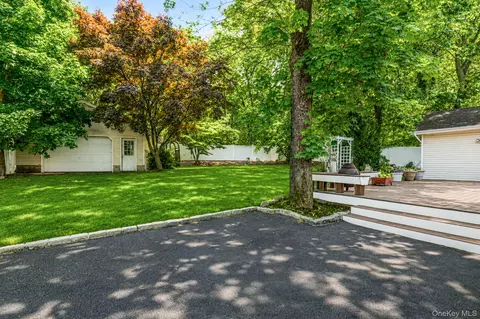 Exterior - 61 Ledgewood Dr, Smithtown, NY 11787 photo 3 of 4