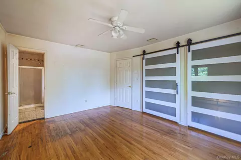 Bedroom - 61 Ledgewood Dr, Smithtown, NY 11787 photo 3 of 6