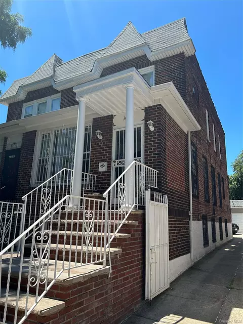 3042 83rd St, New York, NY 11370